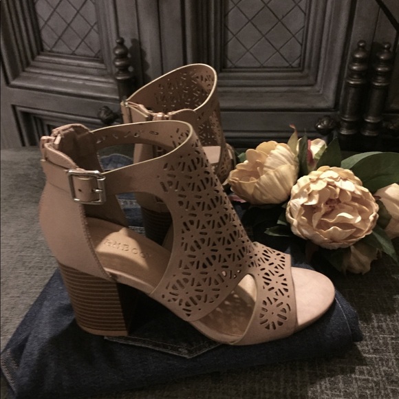 Taupe Low Cut stacked CHUNKY HEEL - Picture 7 of 8